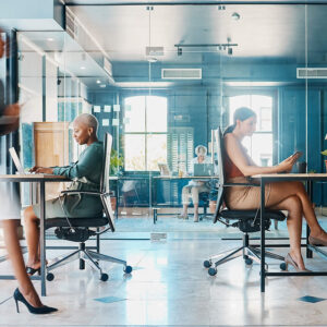 The Reasons Female Executives Get Ahead Quickly but Leave Sooner